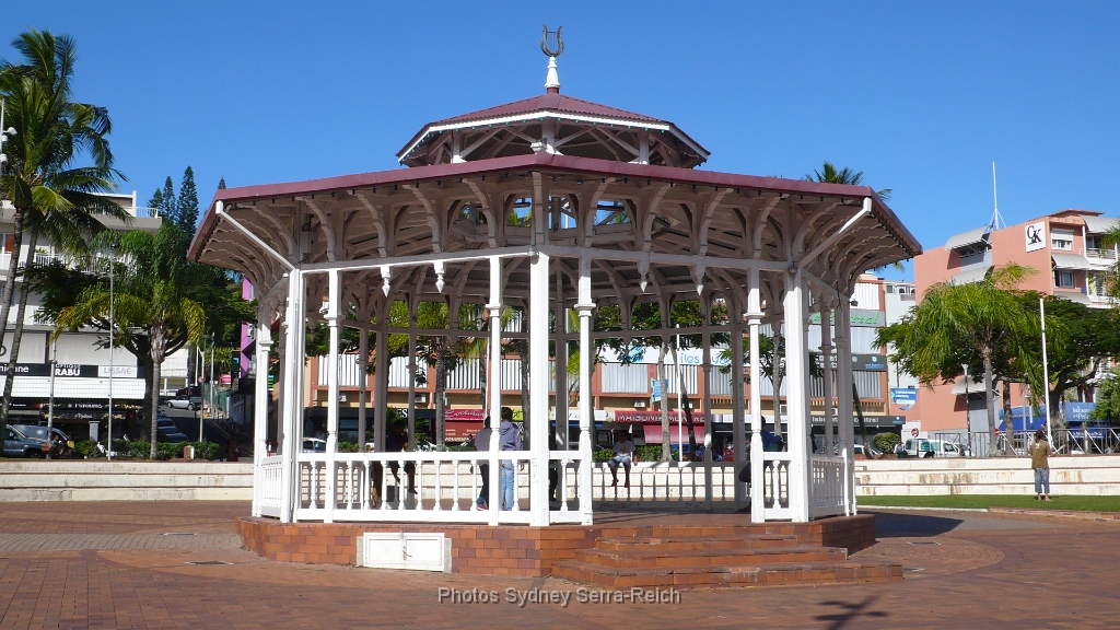 Kiosque de la place des cocotiers.JPG - Kiosque de la place des cocotiers. Août 2014